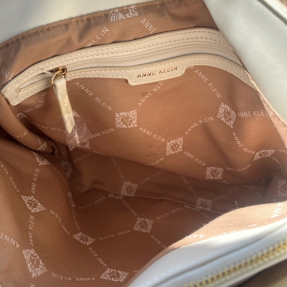 ANNE KLEIN | Large Tote with Enamel Turn Lock Large White Gold - Picture 7 of 15